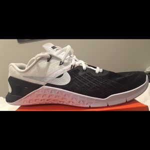 Nike Men’s Metcon Size 10.5 Black/White Sneakers